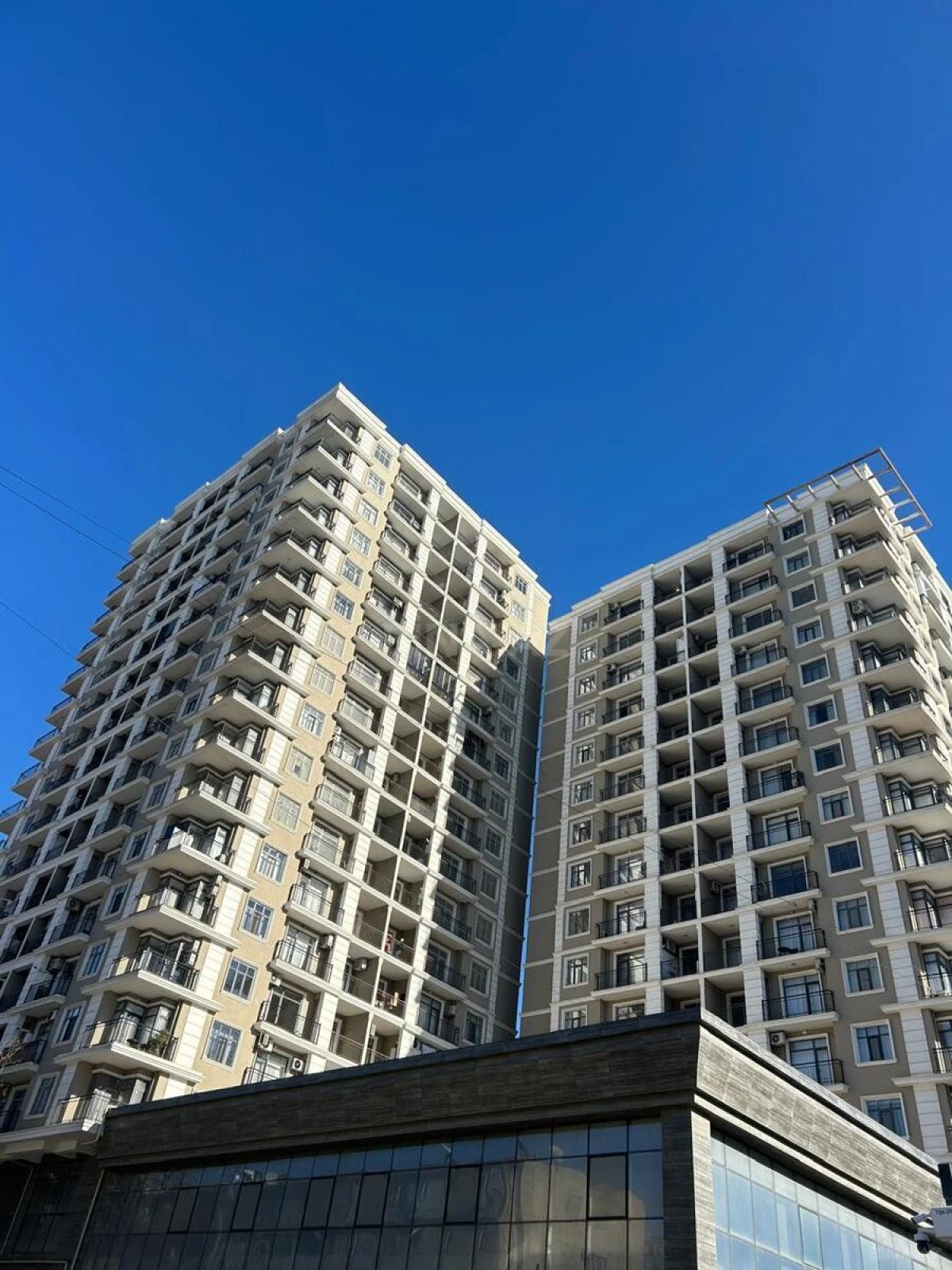 Satılır 4 otaqlı mənzil 182 m²