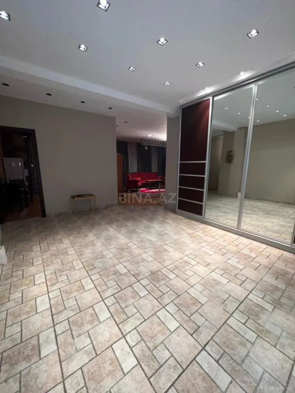 Satılır 4 otaqlı mənzil 232 m²