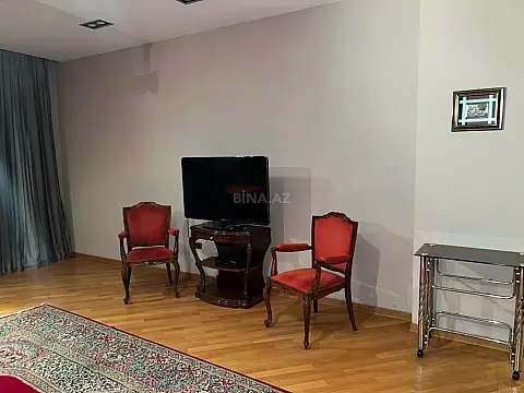 Satılır 4 otaqlı mənzil 232 m²