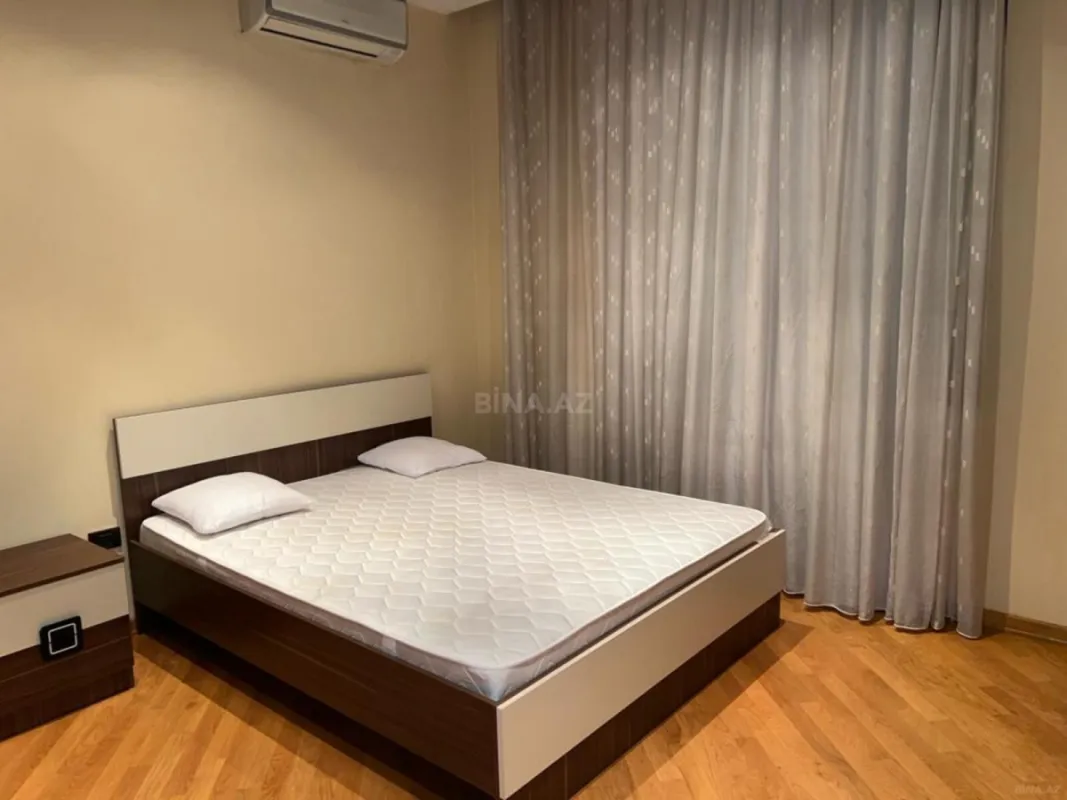 Satılır 4 otaqlı mənzil 232 m²