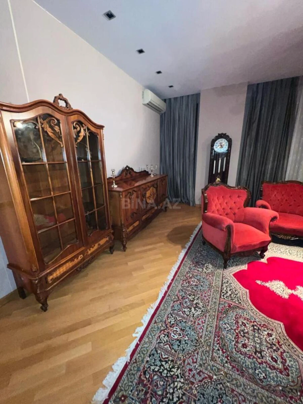Satılır 4 otaqlı mənzil 232 m²