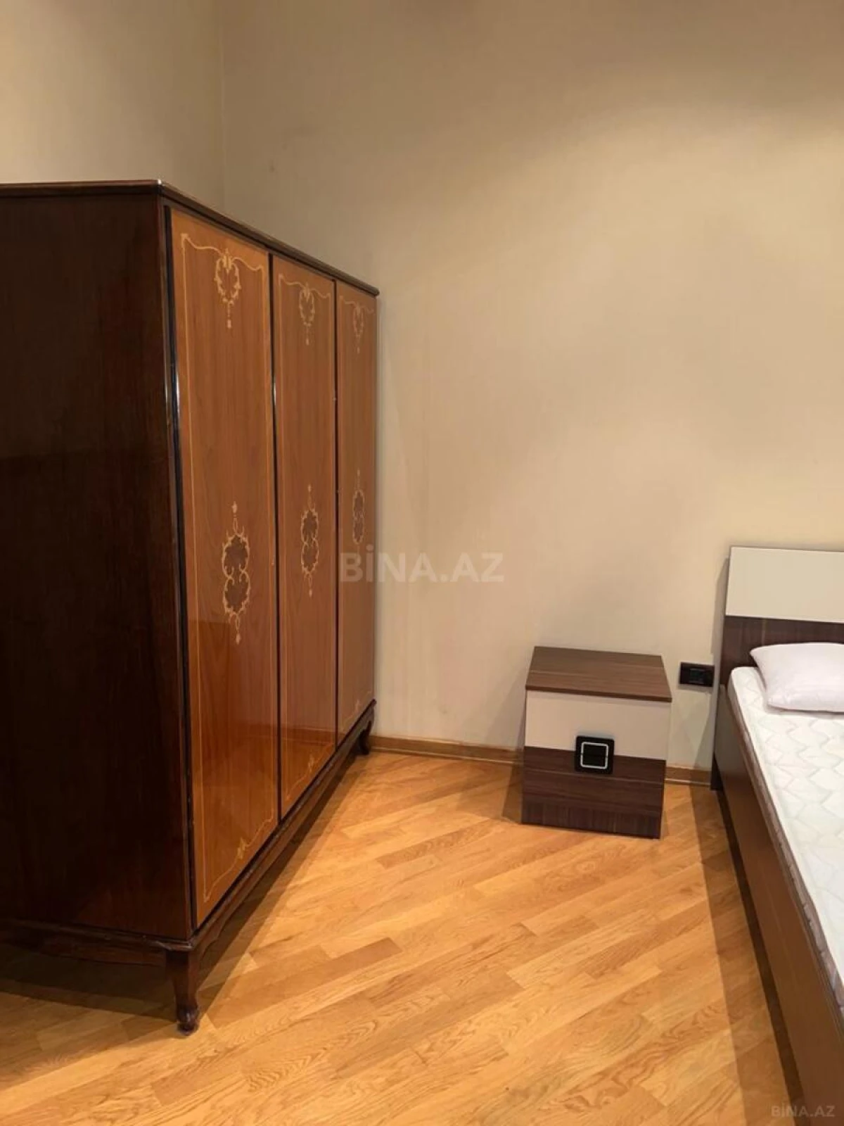 Satılır 4 otaqlı mənzil 232 m²