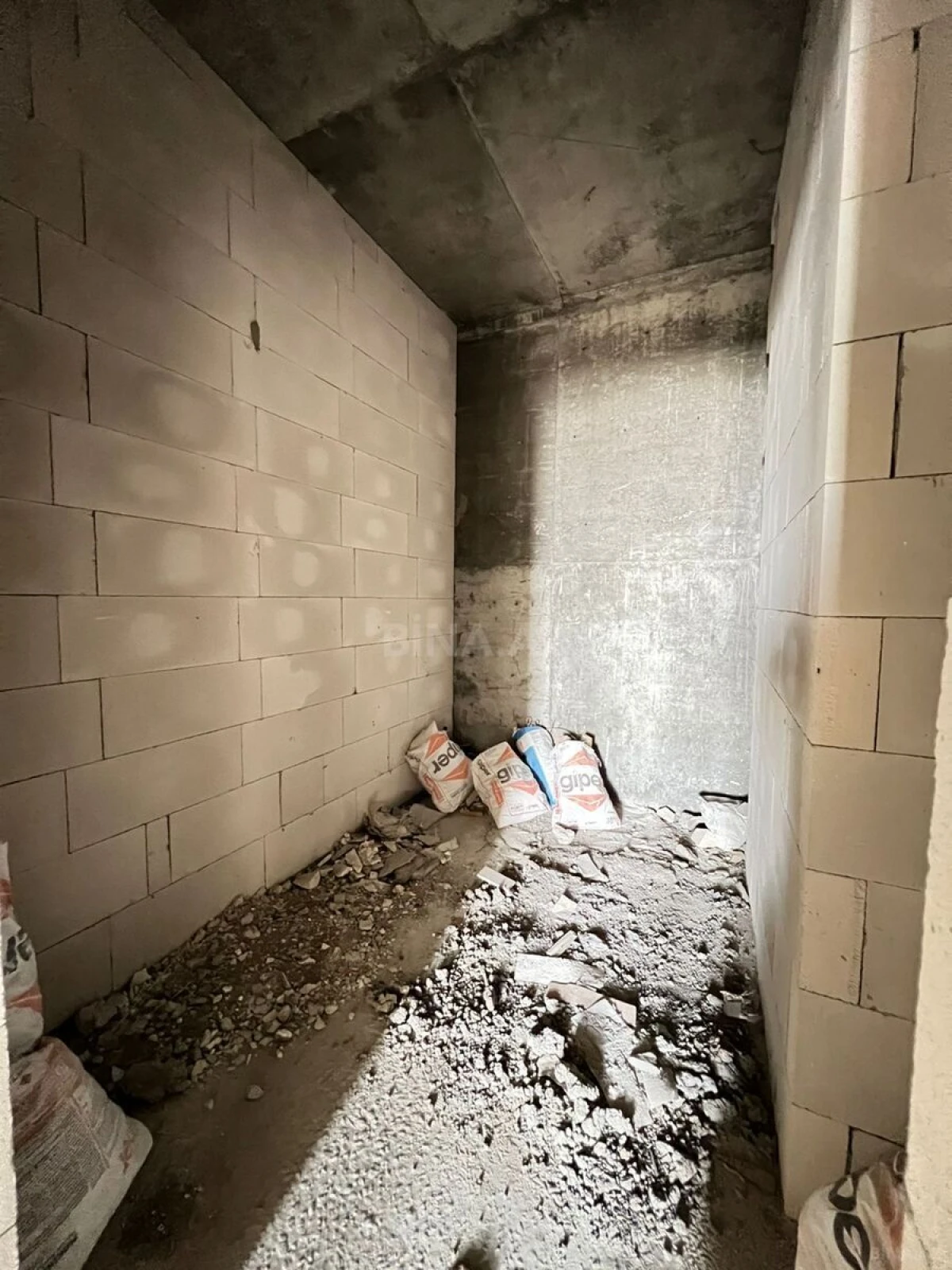 Satılır 3 otaqlı mənzil 135 m²