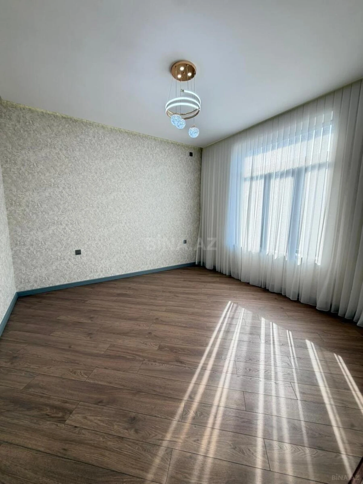 Satılır 5 otaqlı həyət evi 240 m²