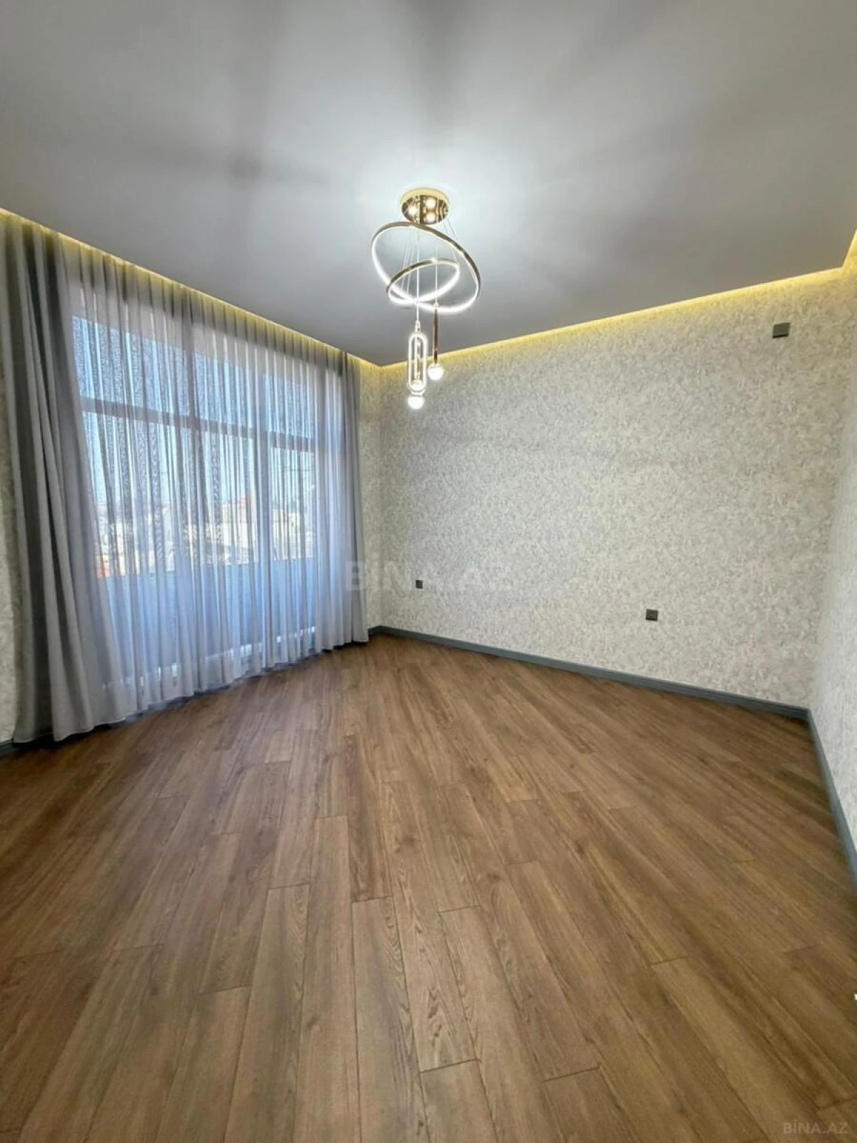 Satılır 5 otaqlı həyət evi 240 m²