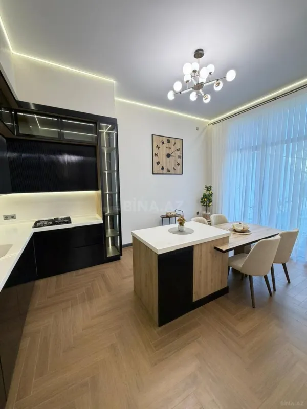 Satılır 5 otaqlı həyət evi 240 m²