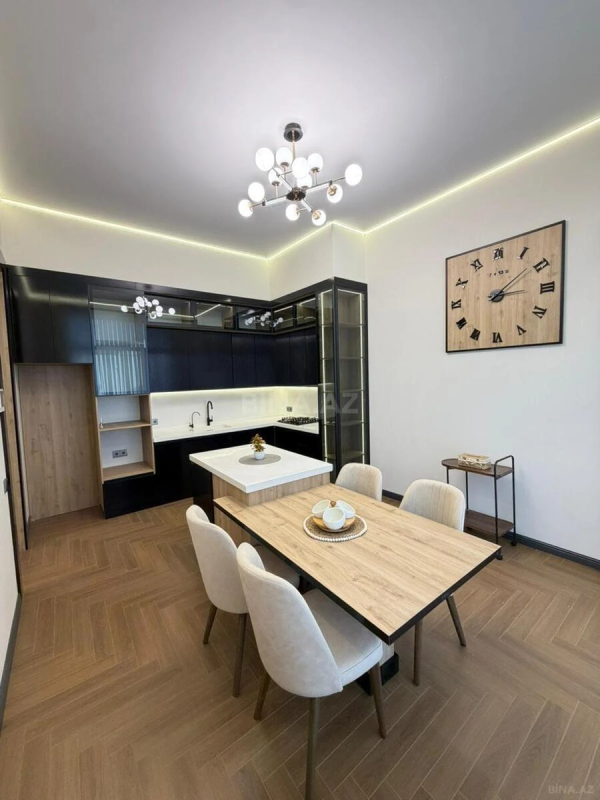 Satılır 5 otaqlı həyət evi 240 m²