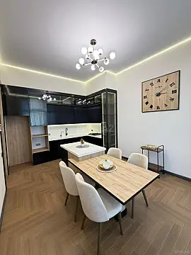Satılır 5 otaqlı həyət evi 240 m²
