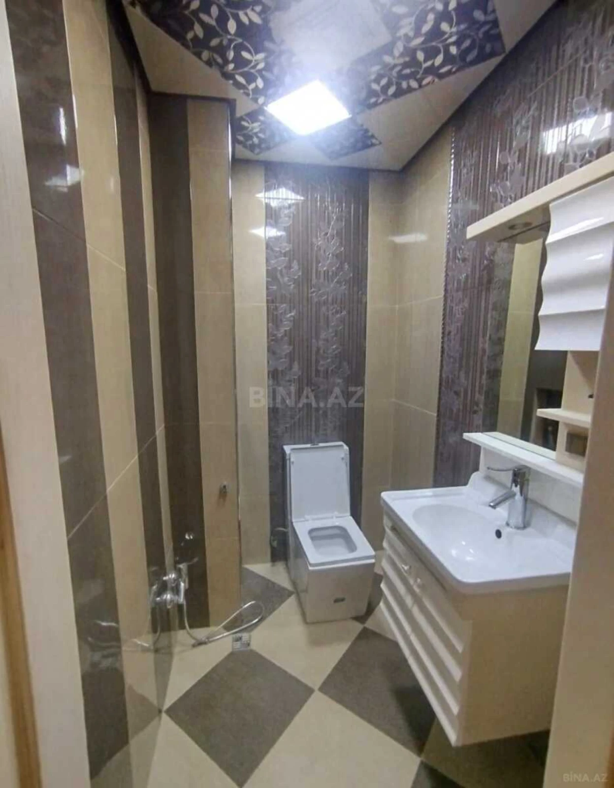 Satılır 5 otaqlı mənzil 225 m²