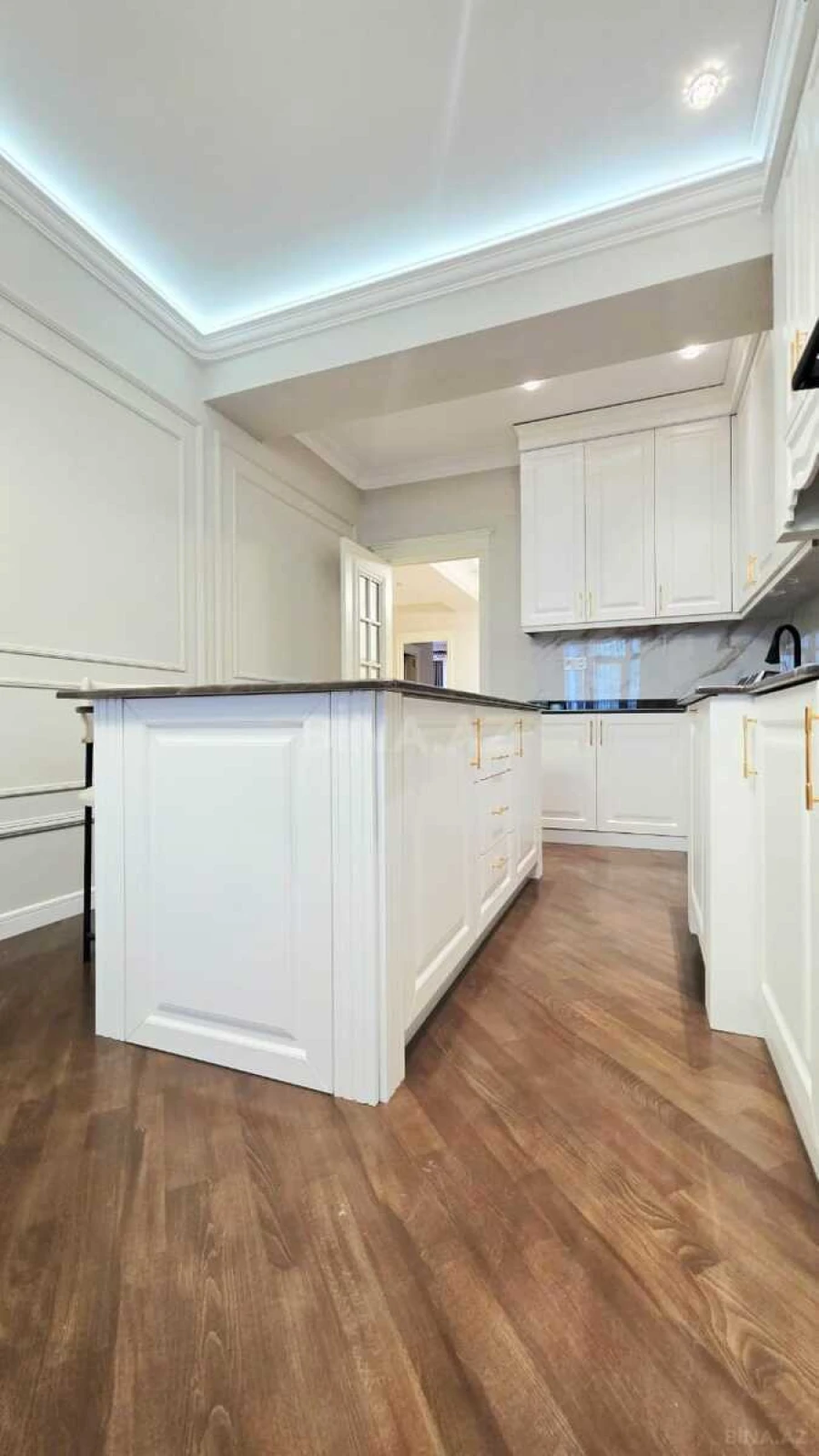 Kirayə verilir 3 otaqlı mənzil 180 m²