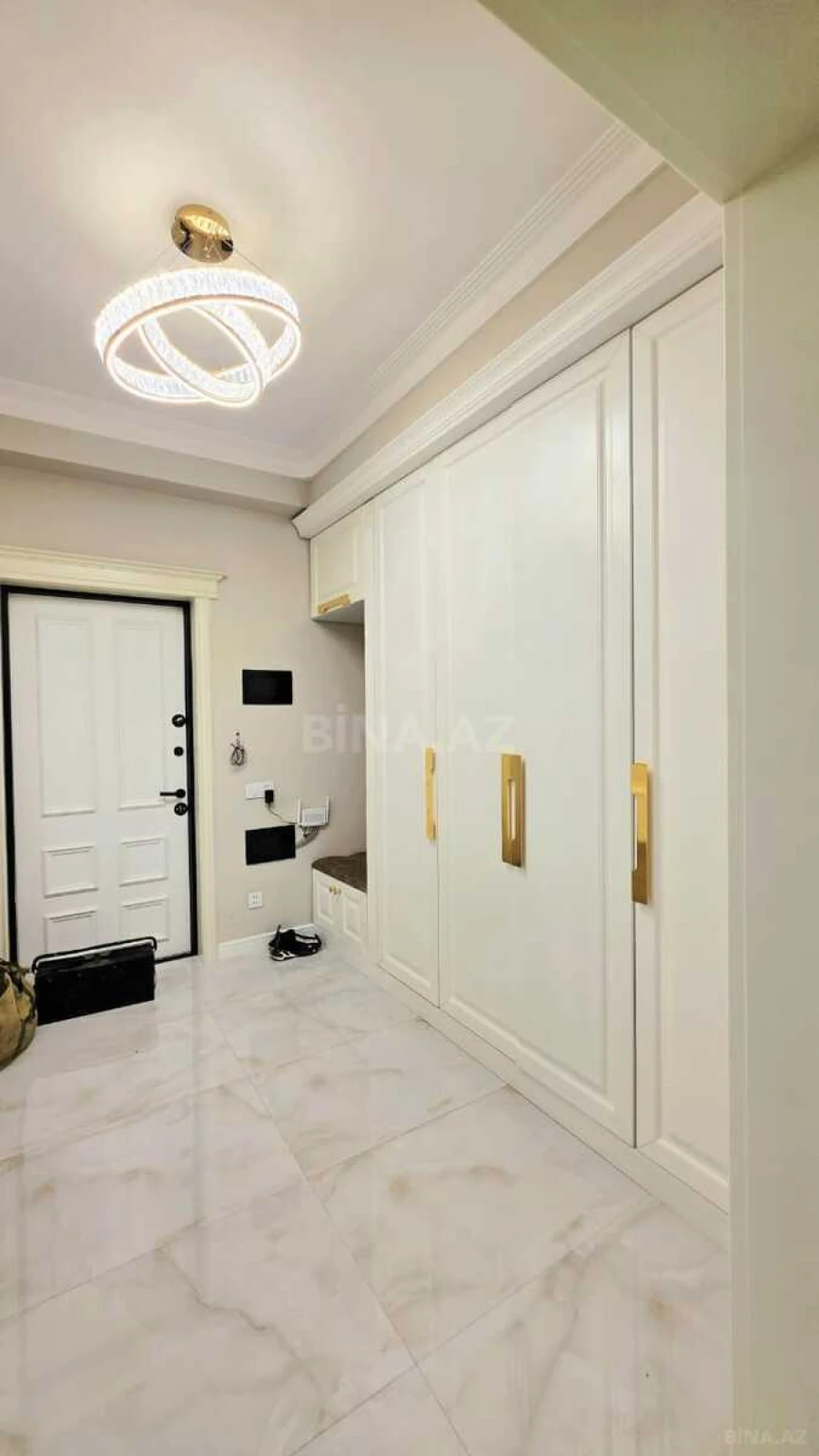 Kirayə verilir 3 otaqlı mənzil 180 m²