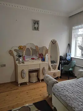 Satılır 8 otaqlı həyət evi 180 m²