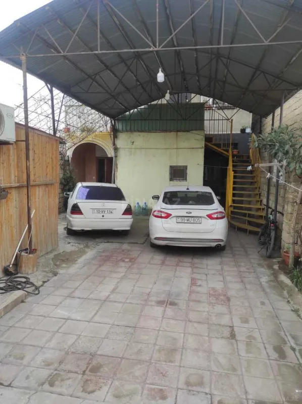 Satılır 8 otaqlı həyət evi 180 m²