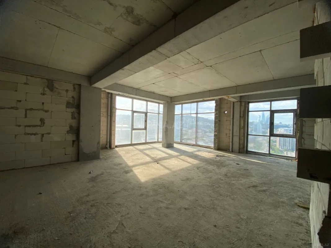 Satılır 4 otaqlı mənzil 178.5 m²