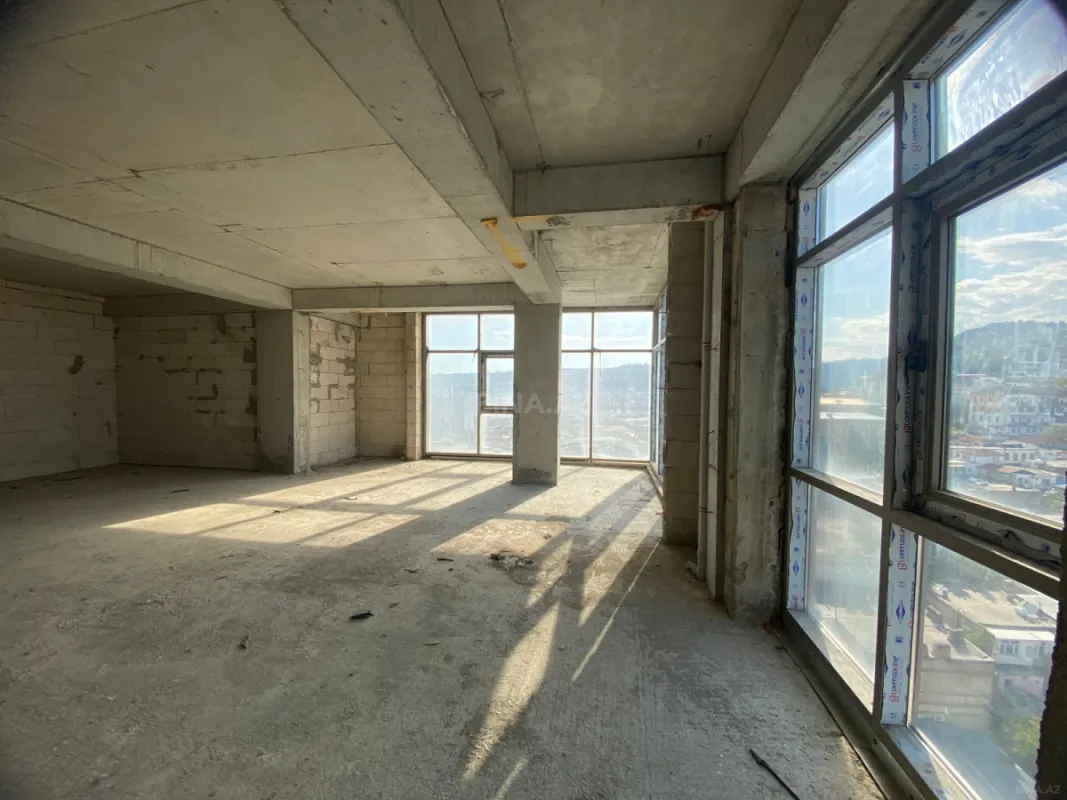 Satılır 4 otaqlı mənzil 178.5 m²