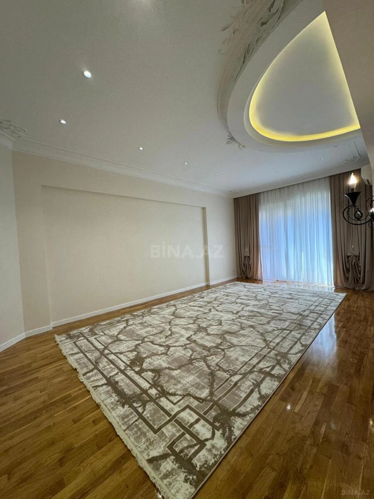 Satılır 4 otaqlı mənzil 220 m²