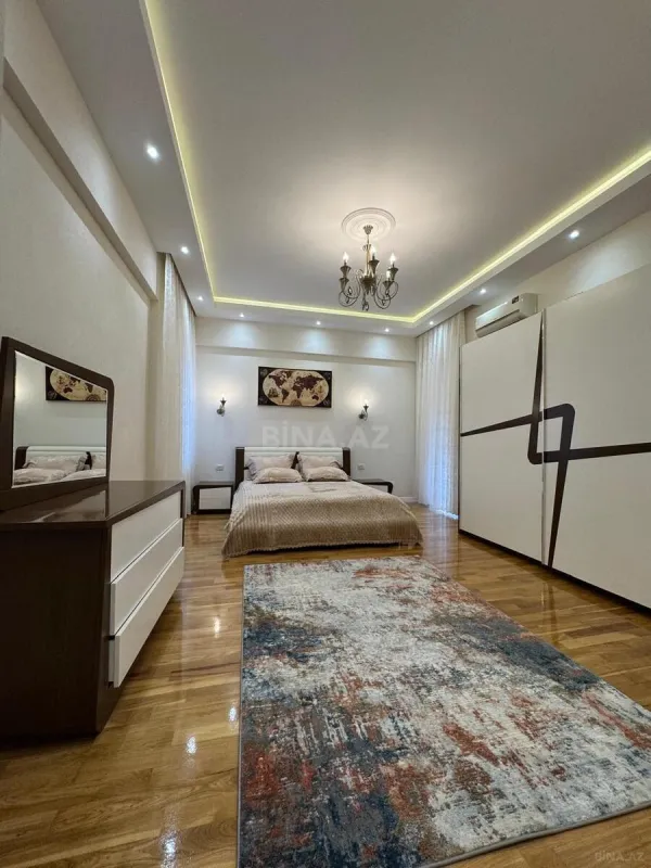 Satılır 4 otaqlı mənzil 220 m²