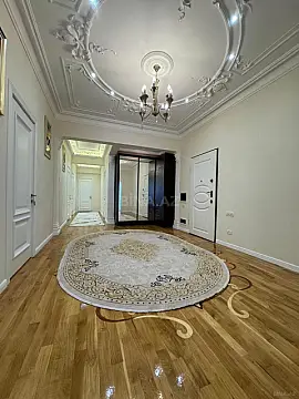 Satılır 4 otaqlı mənzil 220 m²
