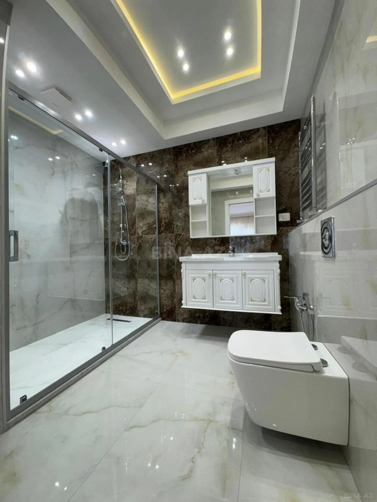 Satılır 4 otaqlı mənzil 220 m²