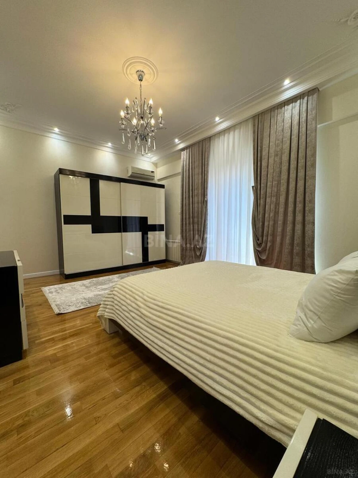 Satılır 4 otaqlı mənzil 220 m²