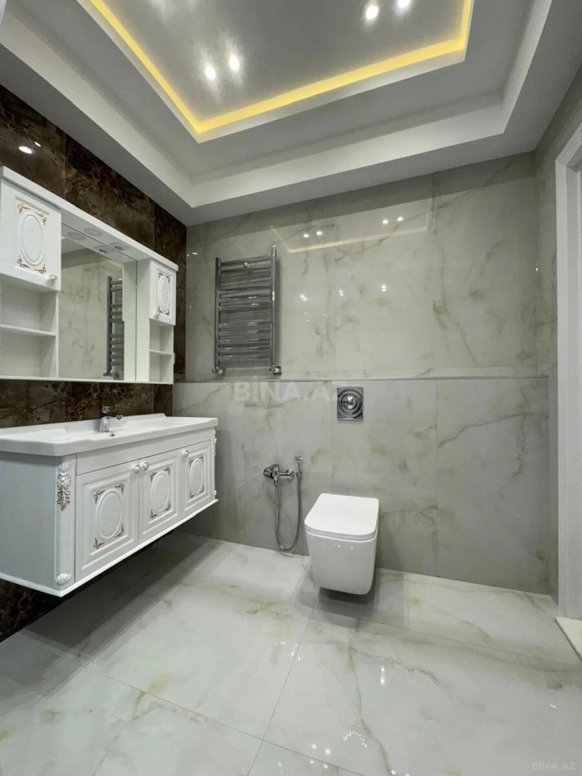 Satılır 4 otaqlı mənzil 220 m²