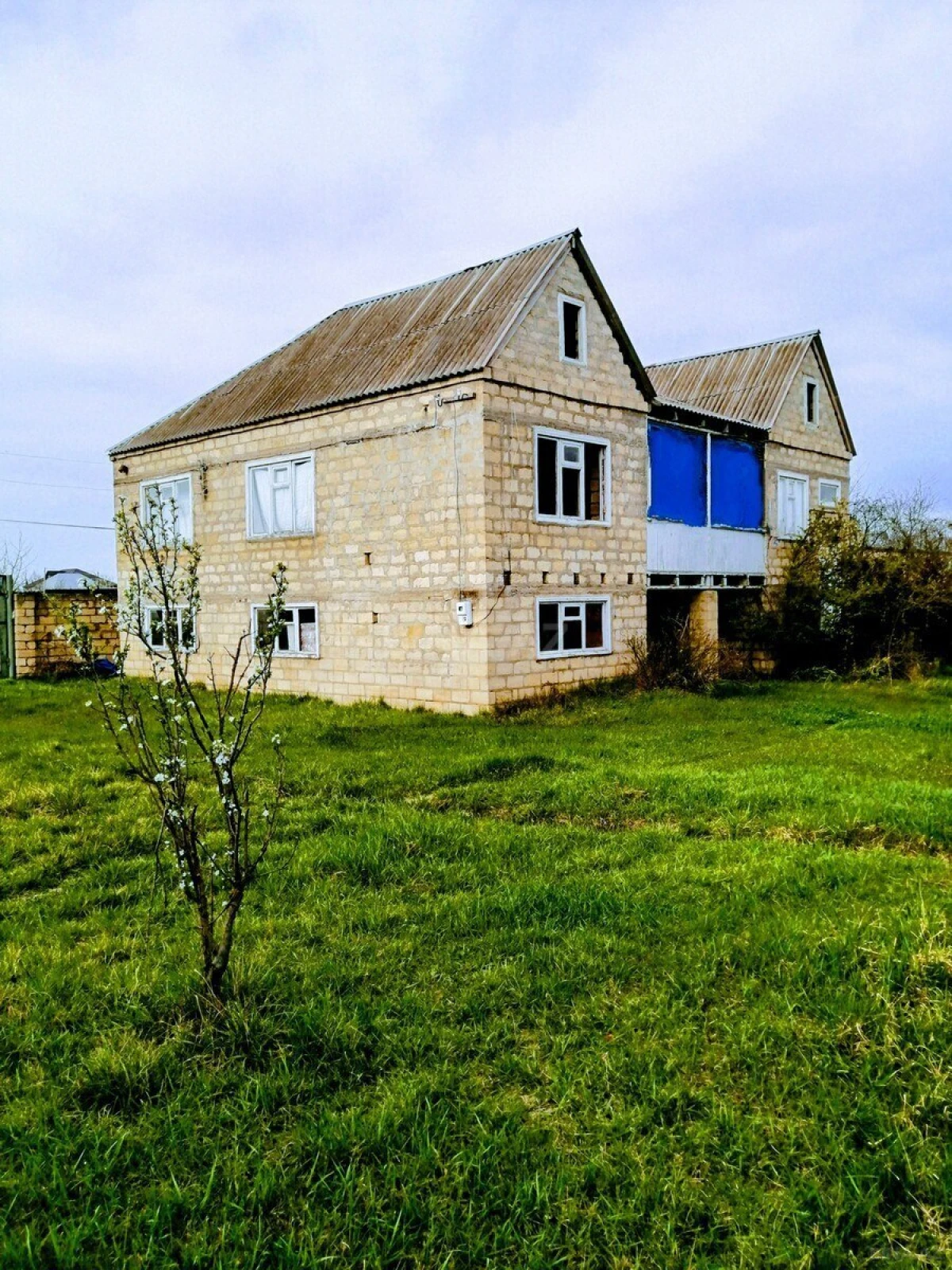 Satılır 4 otaqlı həyət evi 300 m²