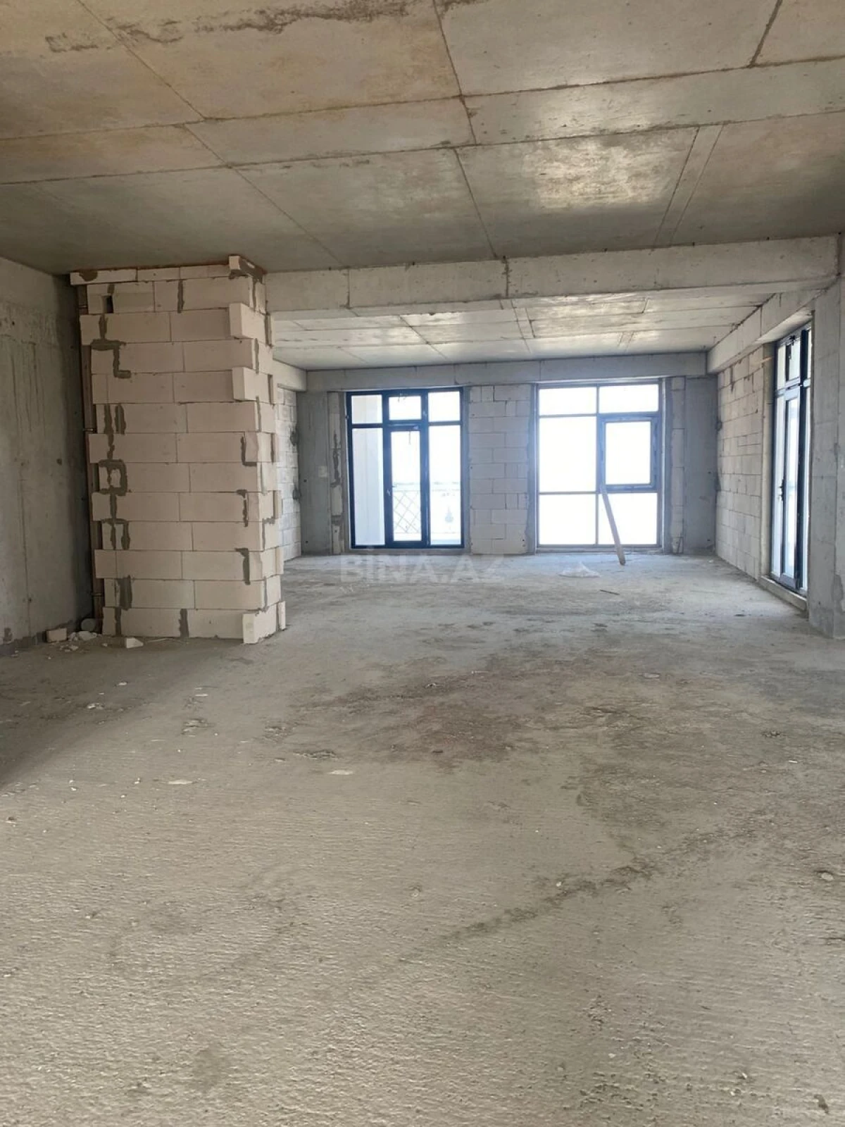 Satılır 3 otaqlı mənzil 163 m²