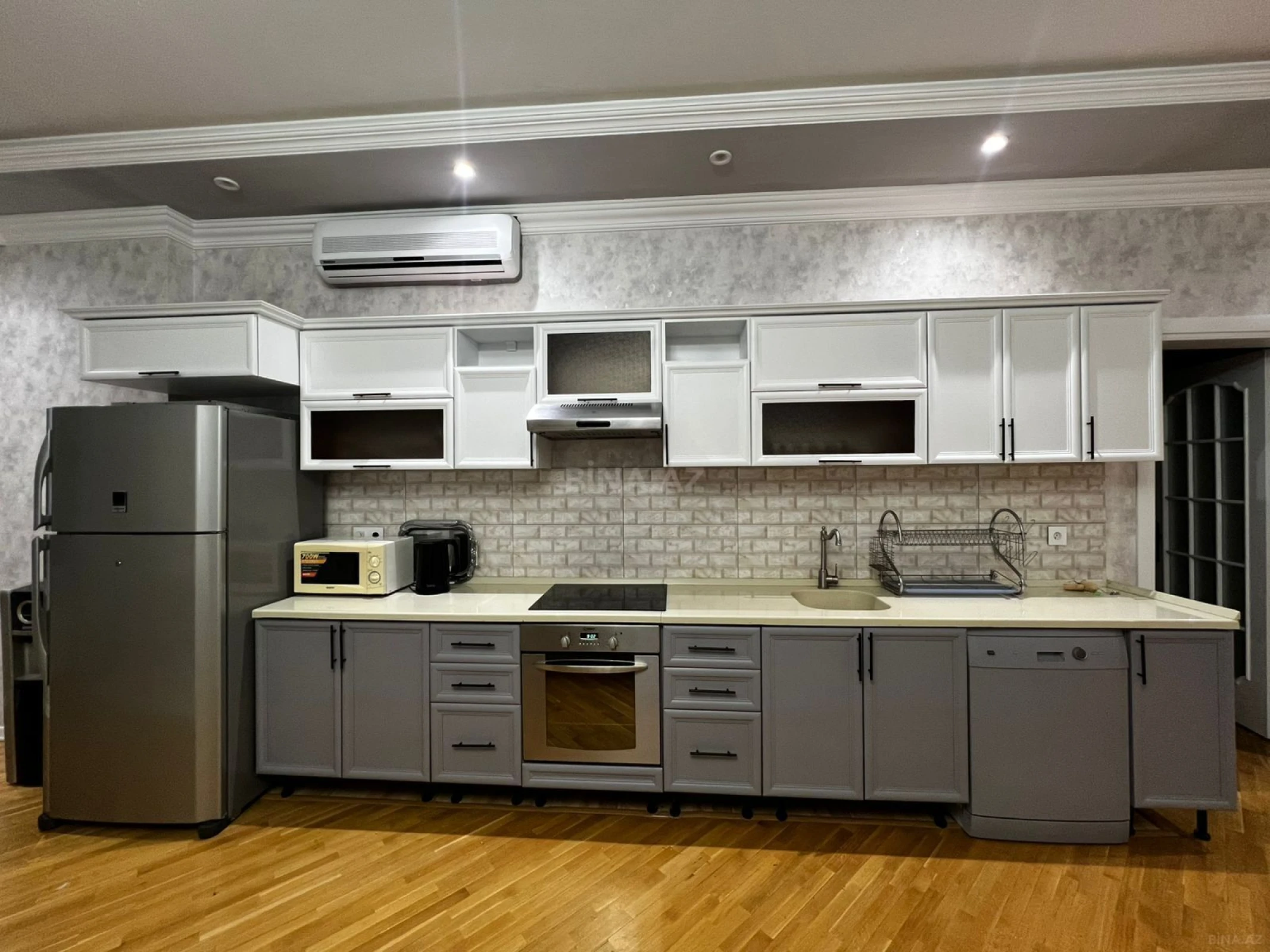 Kirayə verilir 3 otaqlı mənzil 175 m²