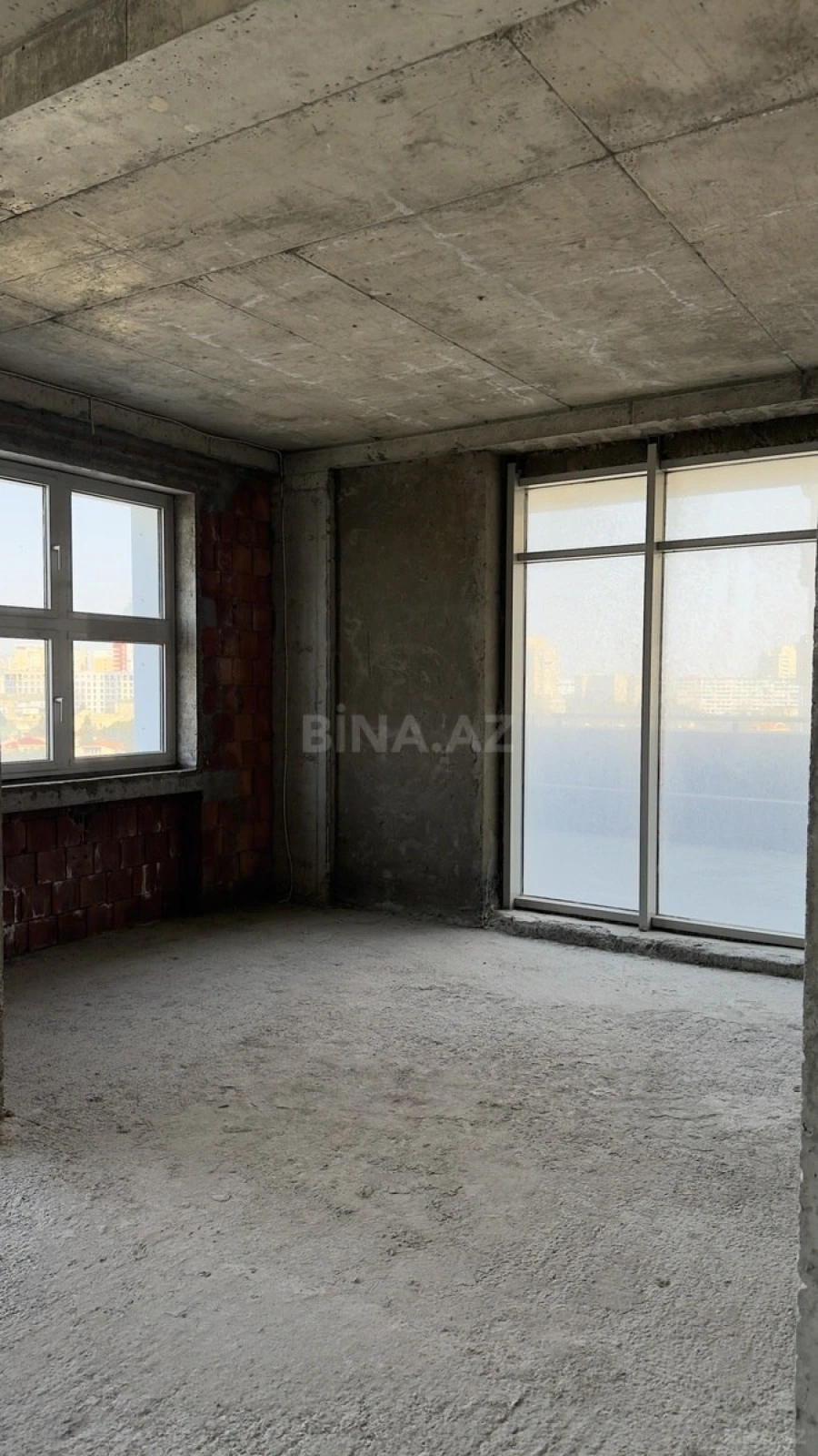 Satılır 4 otaqlı mənzil 251.4 m²