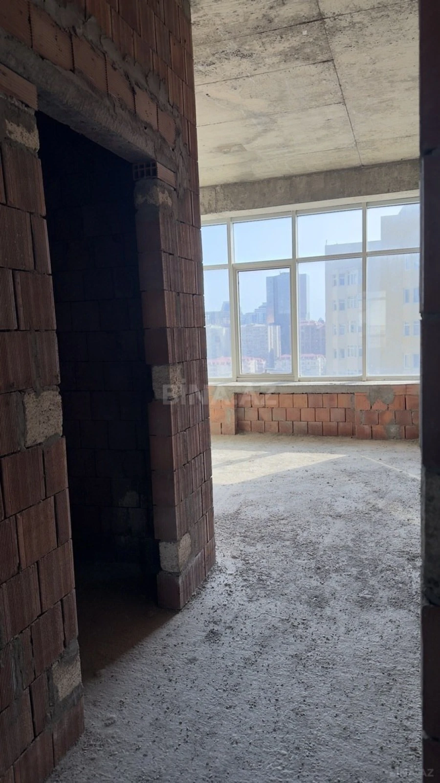 Satılır 4 otaqlı mənzil 251.4 m²