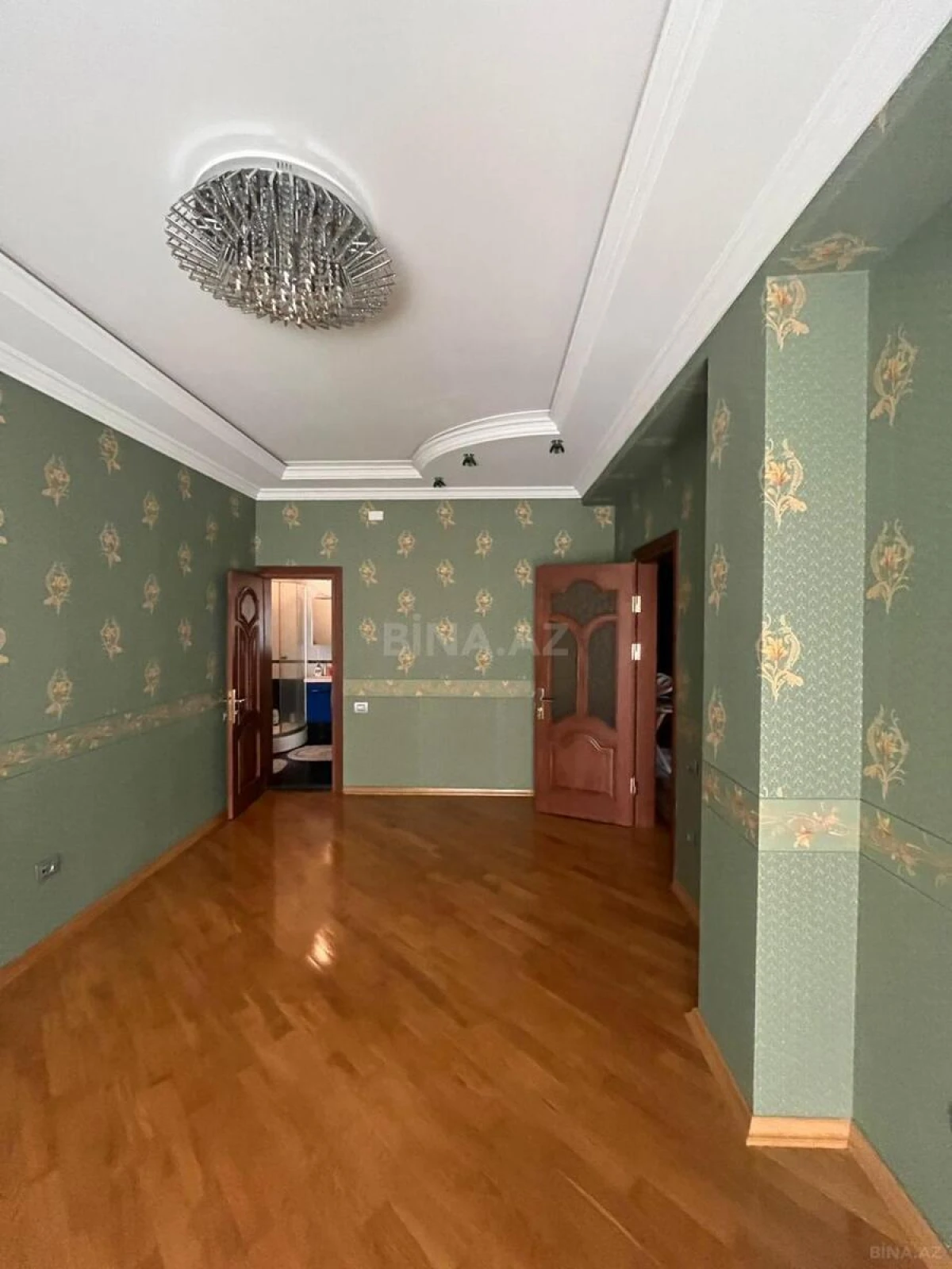 Satılır 4 otaqlı mənzil 205 m²