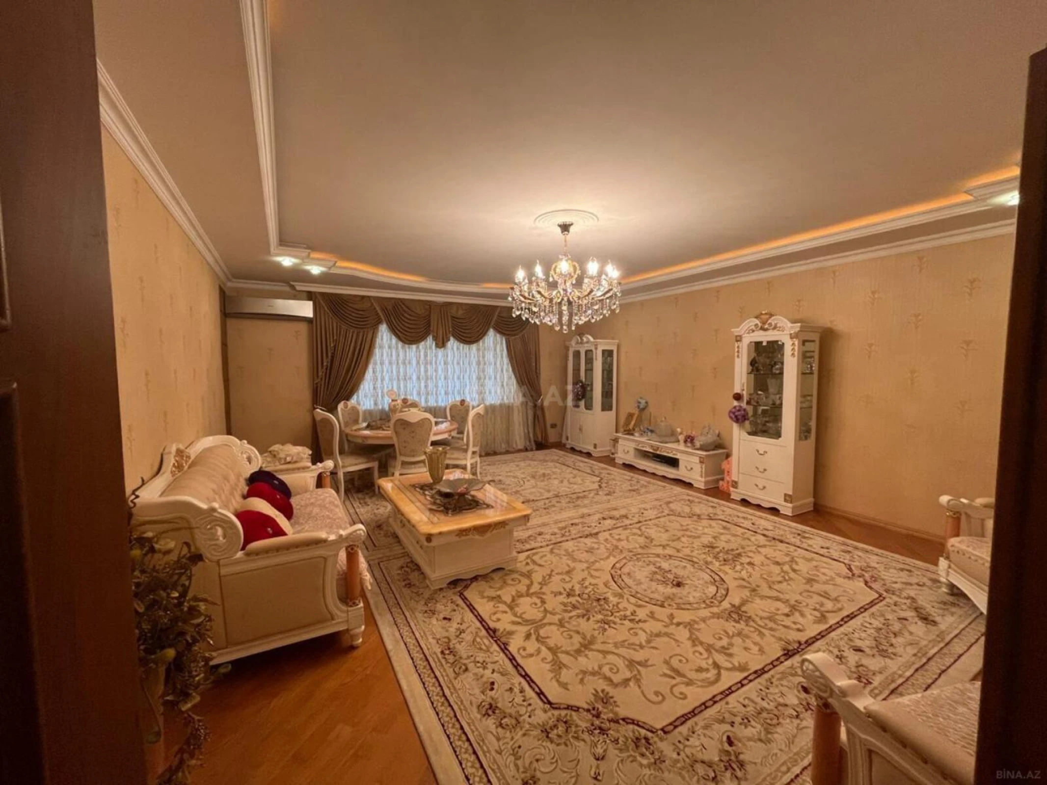 Satılır 4 otaqlı mənzil 205 m²