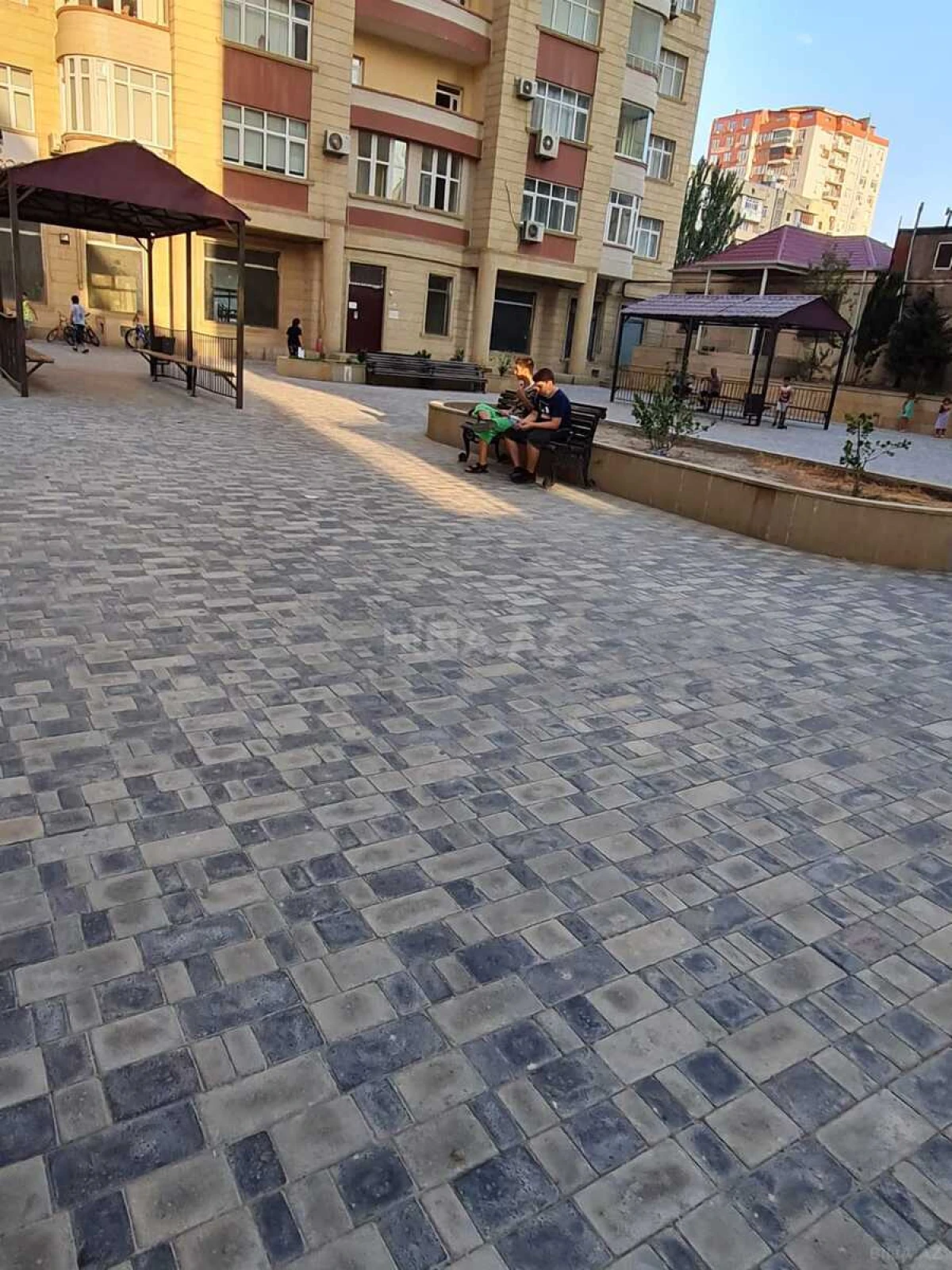 Satılır 4 otaqlı mənzil 205 m²