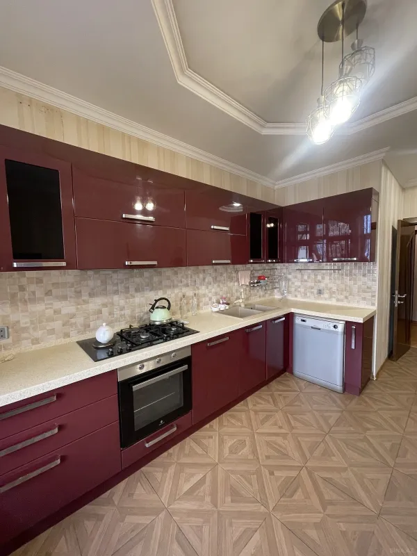 Kirayə verilir 3 otaqlı mənzil 150 m²