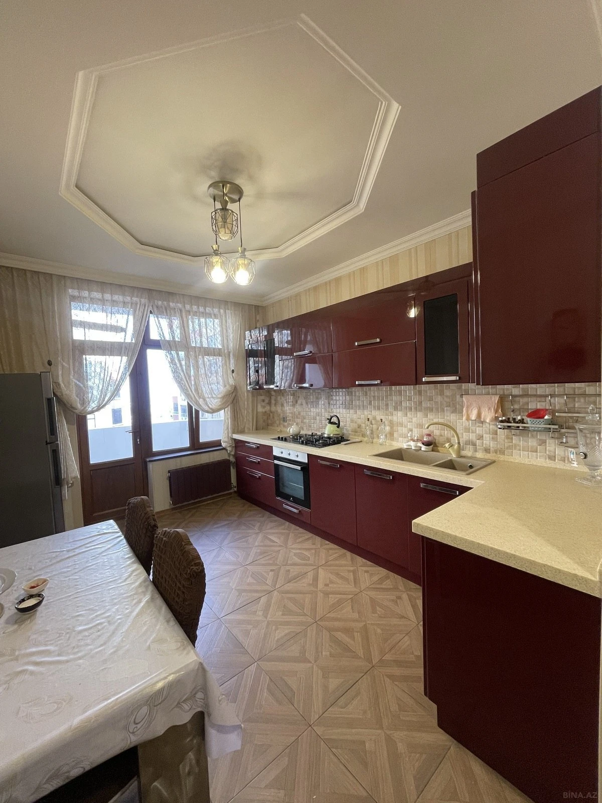 Kirayə verilir 3 otaqlı mənzil 150 m²