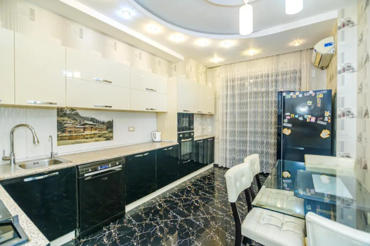 Satılır 4 otaqlı mənzil 176 m²