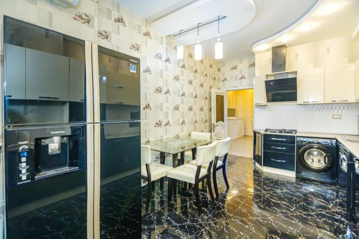 Satılır 4 otaqlı mənzil 176 m²