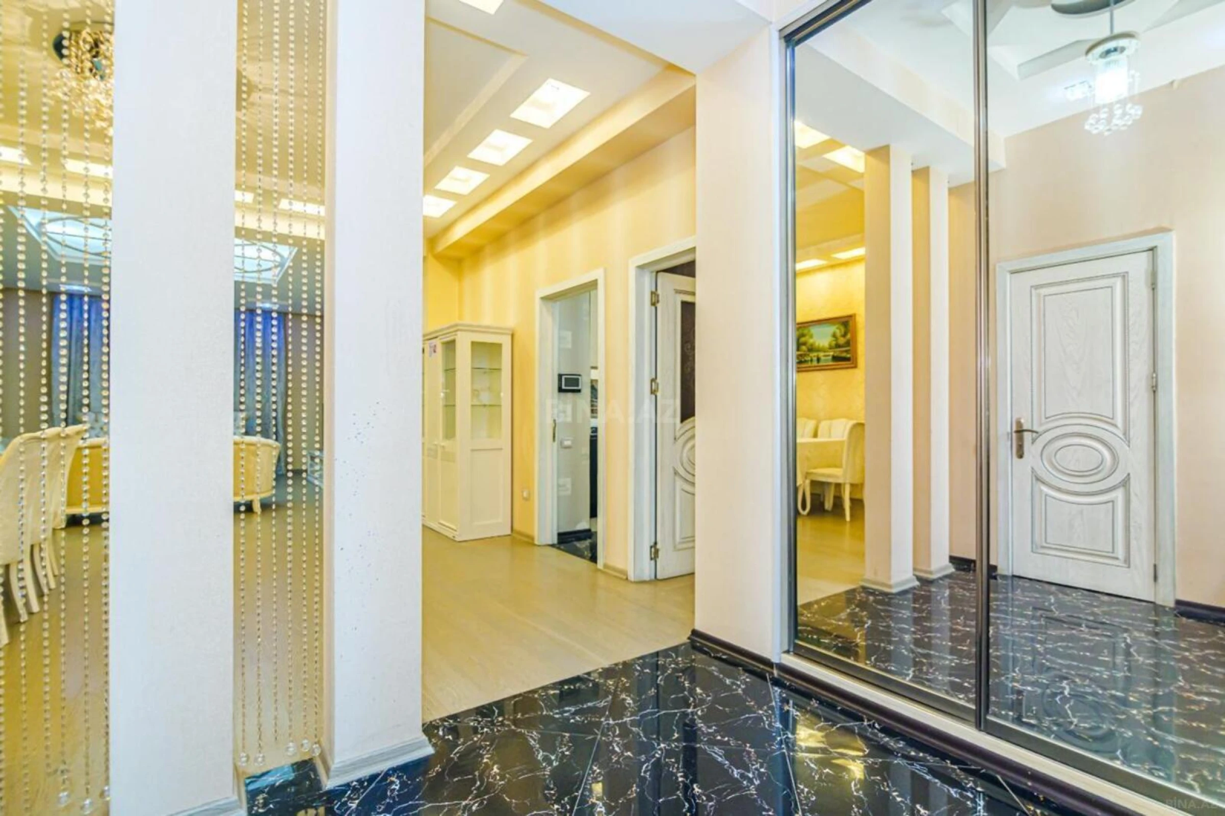 Satılır 4 otaqlı mənzil 176 m²