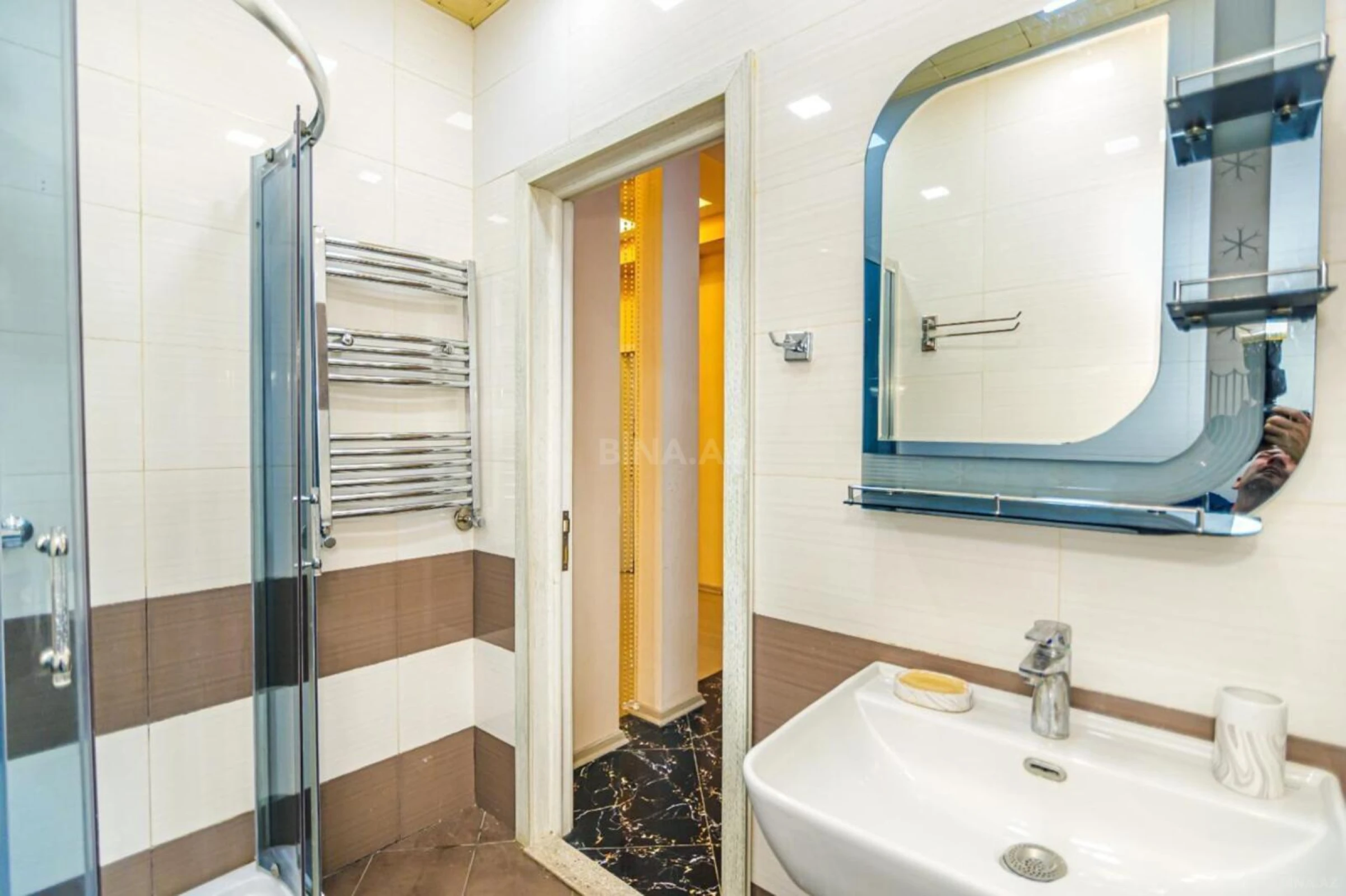 Satılır 4 otaqlı mənzil 176 m²