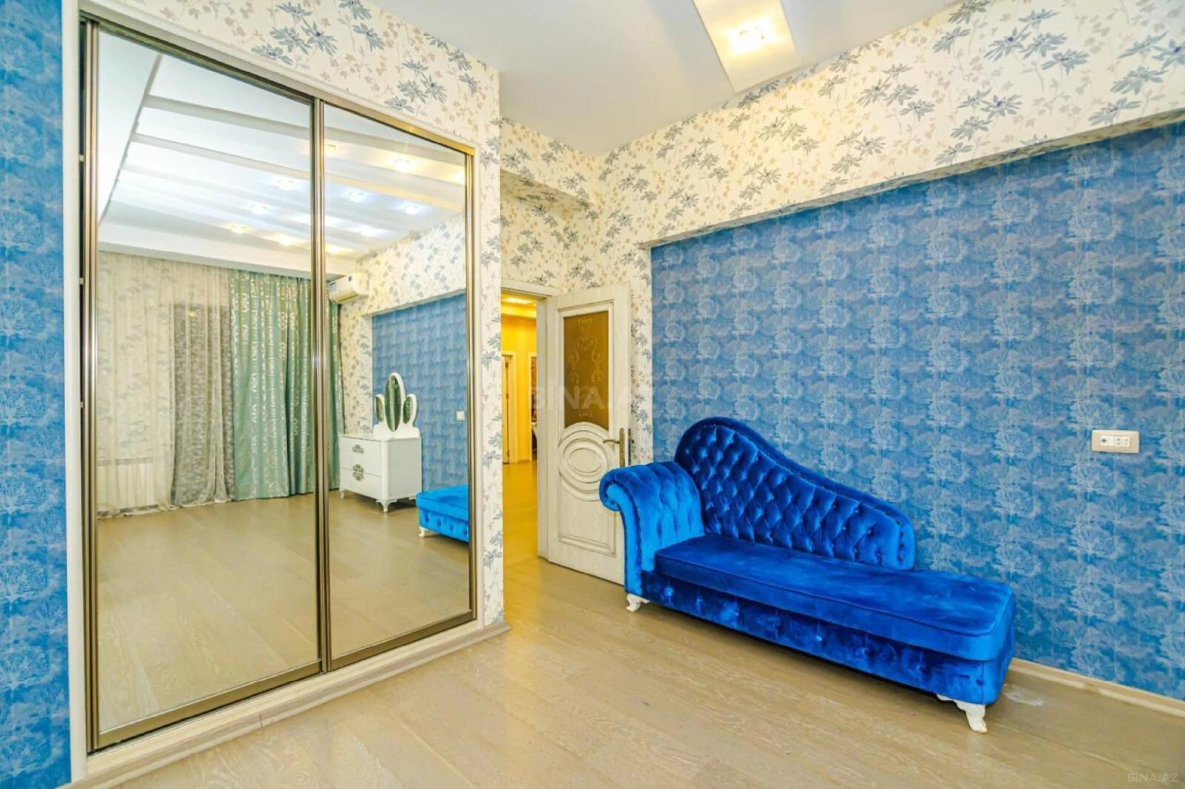 Satılır 4 otaqlı mənzil 176 m²