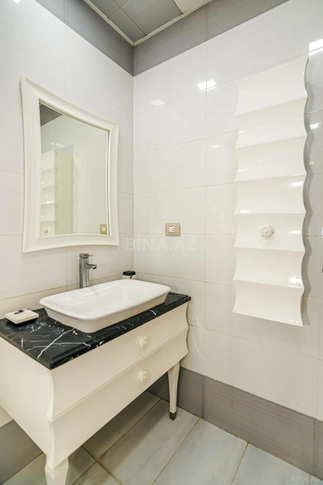 Satılır 4 otaqlı mənzil 176 m²