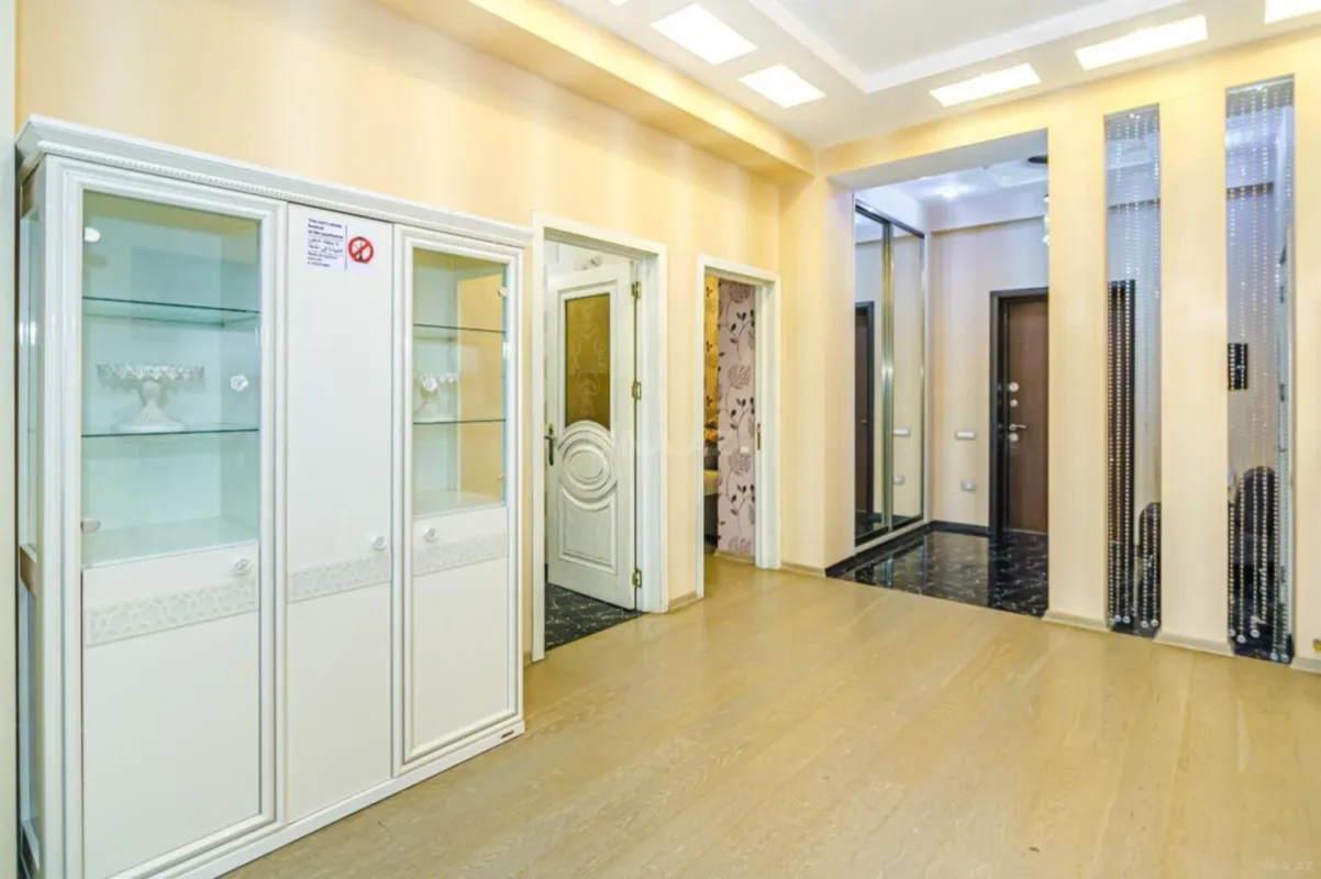 Satılır 4 otaqlı mənzil 176 m²