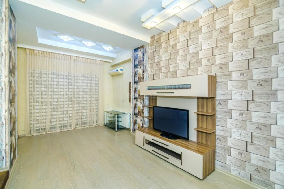 Satılır 4 otaqlı mənzil 176 m²