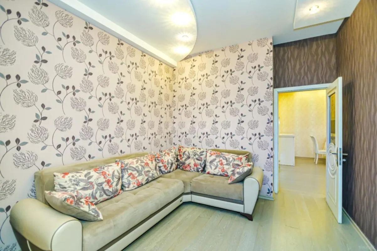 Satılır 4 otaqlı mənzil 176 m²