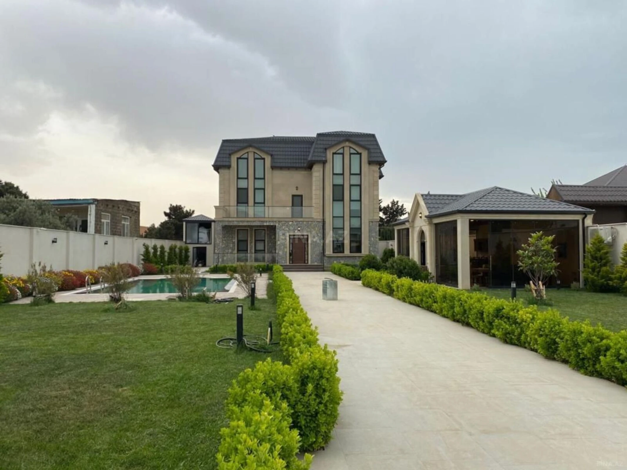 Kirayə verilir 5 otaqlı həyət evi 360 m²