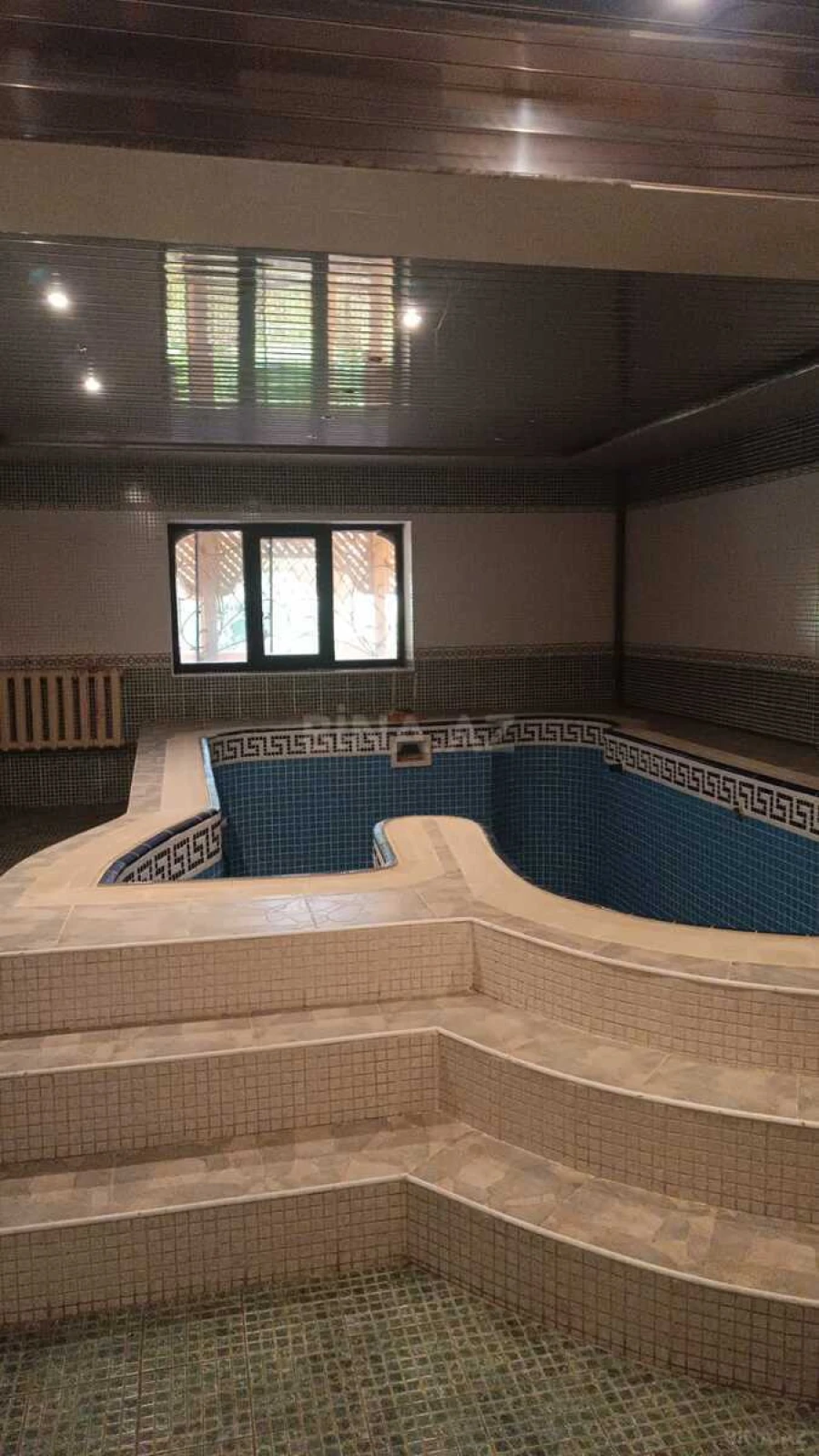 Satılır 8 otaqlı həyət evi 800 m²