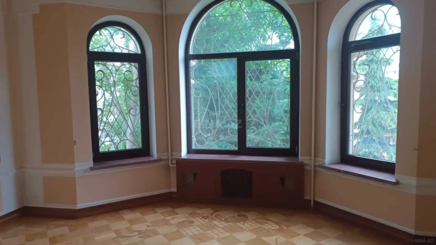 Satılır 8 otaqlı həyət evi 800 m²