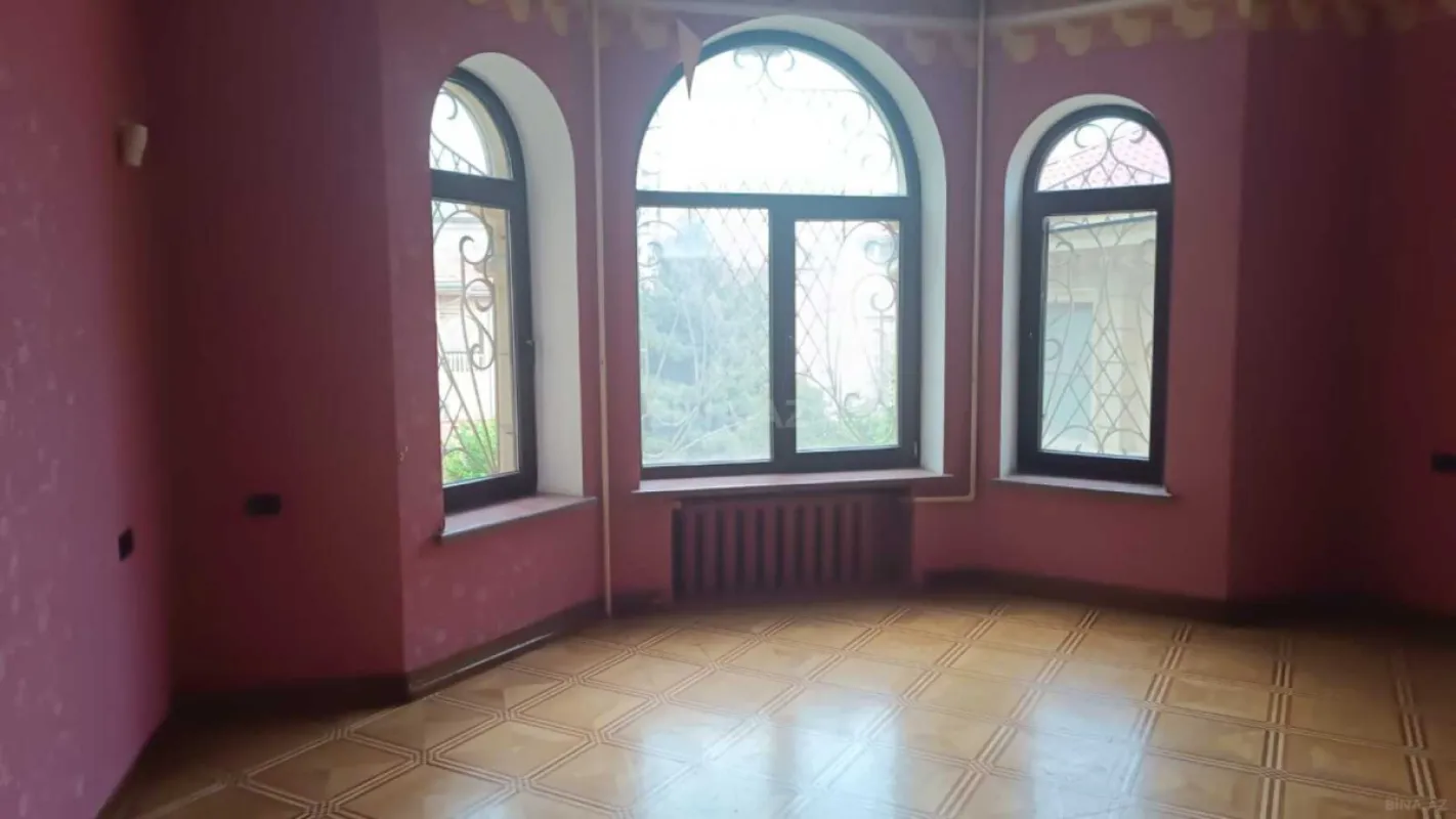 Satılır 8 otaqlı həyət evi 800 m²