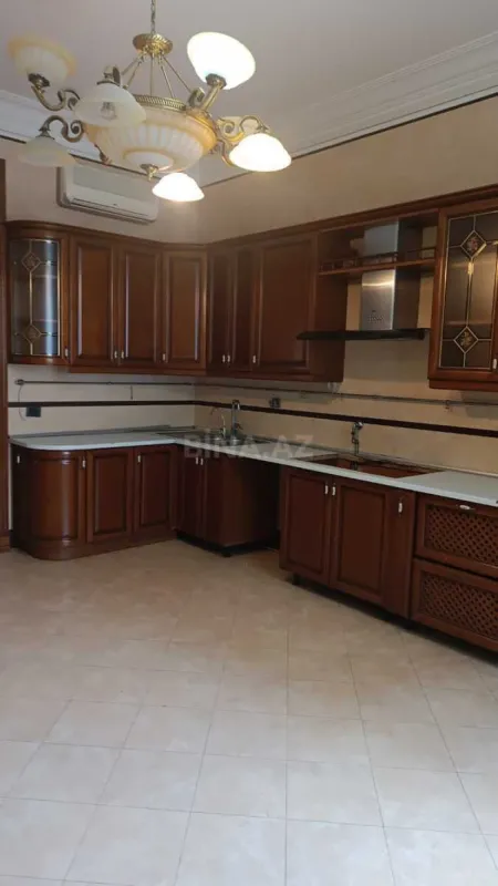 Satılır 8 otaqlı həyət evi 800 m²