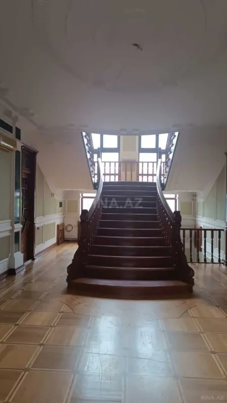 Satılır 8 otaqlı həyət evi 800 m²